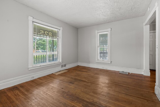 Building Photo - 825 Oakland Dr