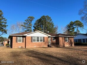 Building Photo - 2110 Southview Dr