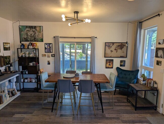 Building Photo - Newer contemporary home right downtown, al...