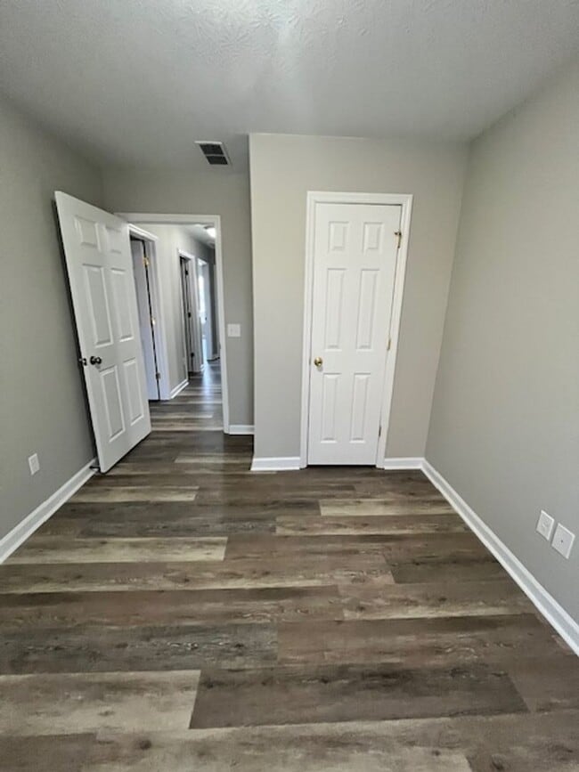 Building Photo - 820 Charles Ave