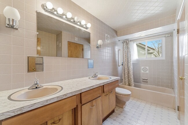 Building Photo - 7 Carol St