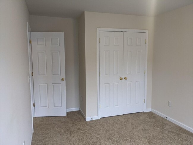 Building Photo - End Unit Town Home in Waynesboro, PA!