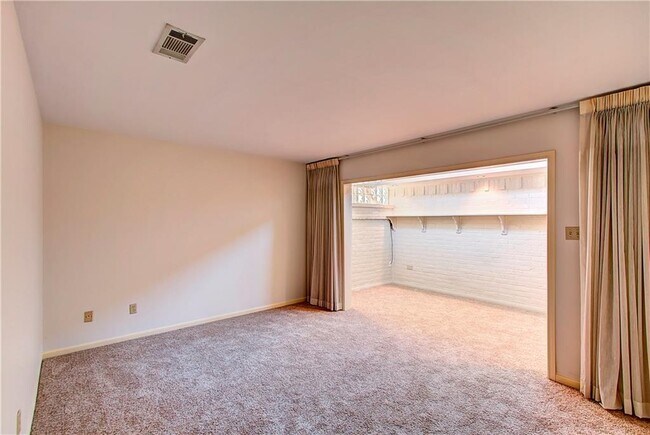 Building Photo - 11121 Pinehurst Dr