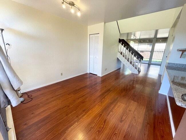Building Photo - Well Maintained 3 Bed, 2.5 Bath Townhome i...