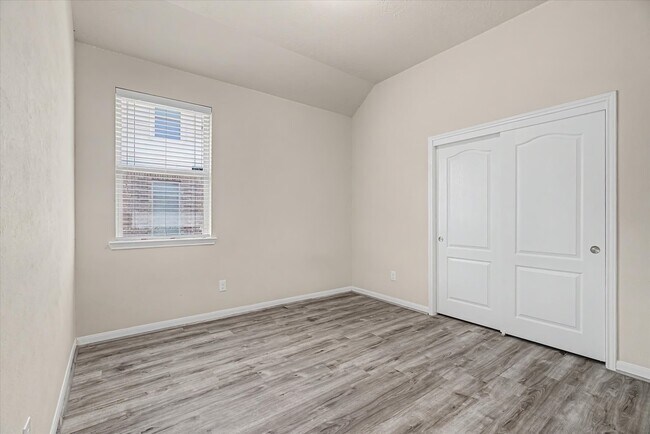 Building Photo - 3834 Raintree Village Dr