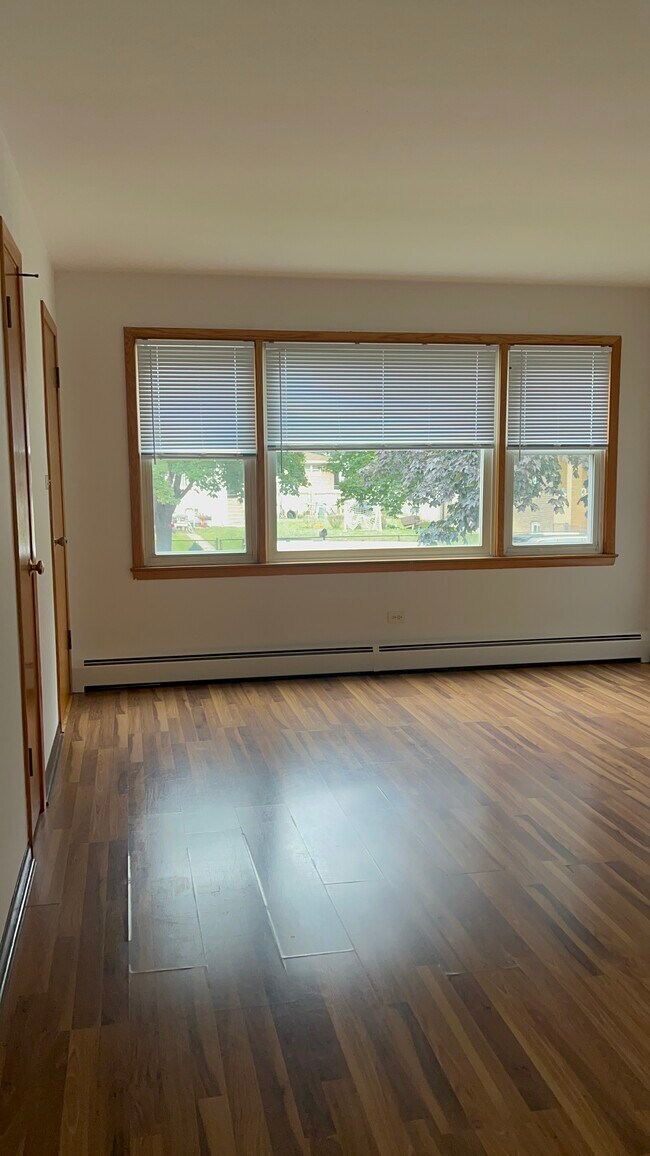 Large Living room - 3624 S 52nd Ct