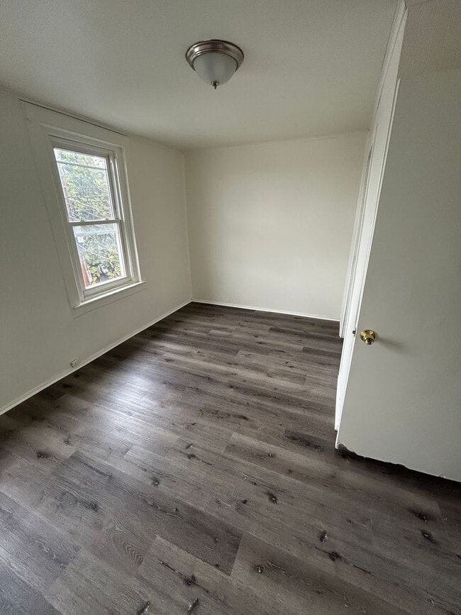 Building Photo - 3 Bedroom/ 1 Bathroom Home in Bethlehem!