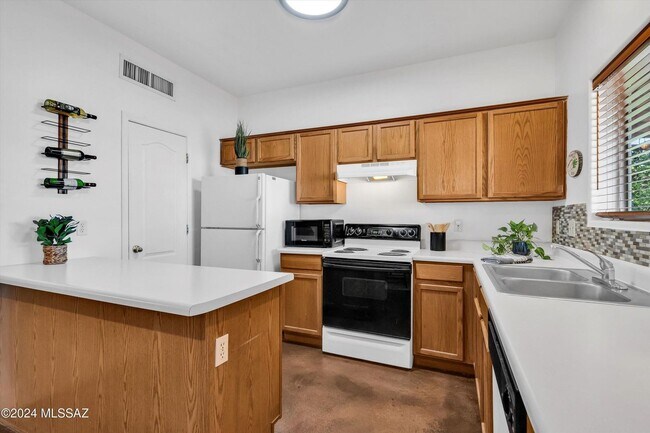 Building Photo - Incredible Spacious Back Yard! Large Covered Patio!