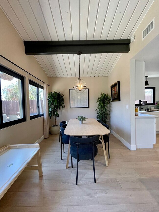 Building Photo - Gorgeous Mid century Modern home in San Carlos