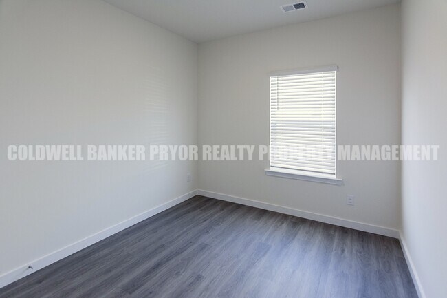 Building Photo - 7492 Bendire Lp