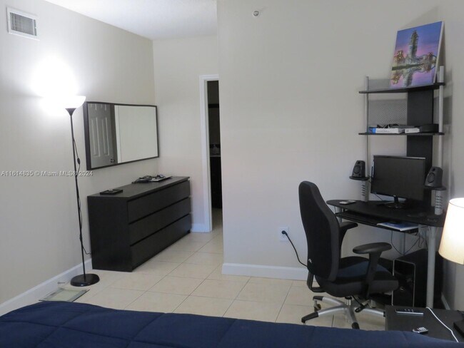 Building Photo - 140 SW 117th Ave