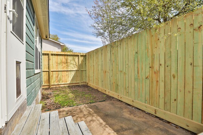 Building Photo - 905 Kern St