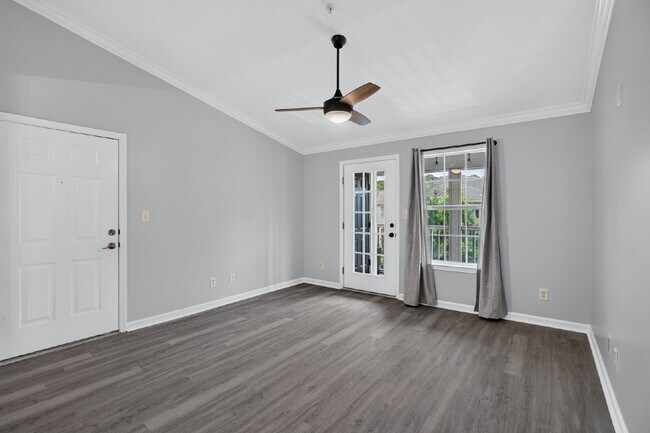Building Photo - 3rd Floor Condo in Merer Point