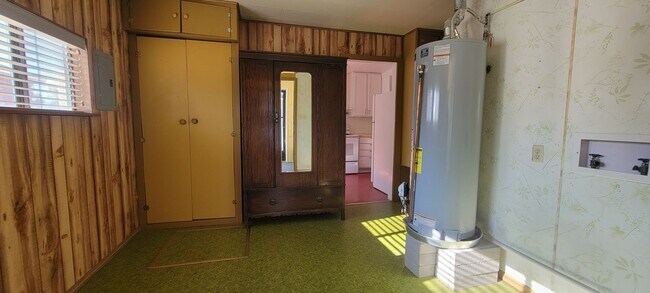 Building Photo - 2 bedroom 1 bath home with garage