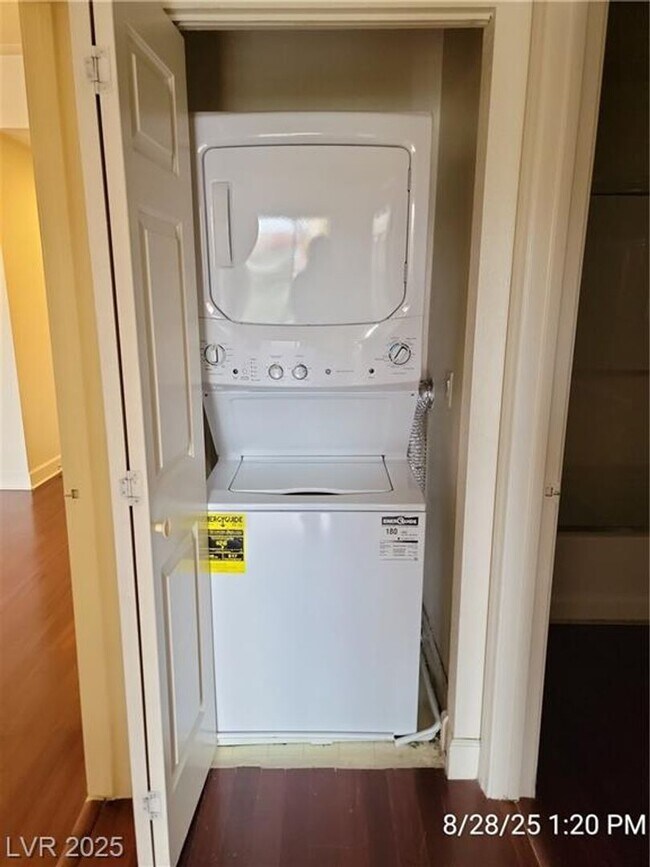 Building Photo - FABULOUS PARK AVENUE--MIDRISE LIVING!!