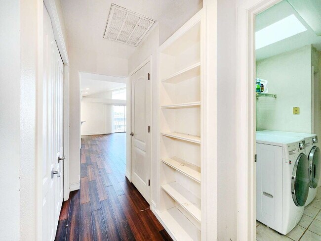 Building Photo - "3-Bed, 3-Bath Gem in New Port Richey with 2,233 Sq Ft of Living Space!"