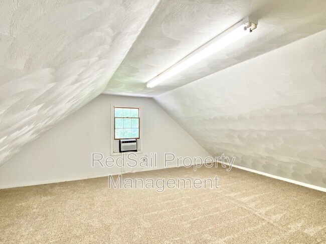 Building Photo - 3928 Oak Dr E