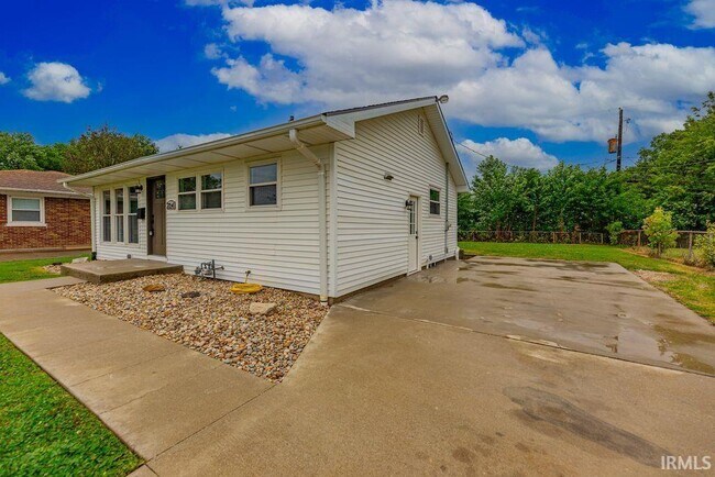 Building Photo - 2054 Conlin Ave
