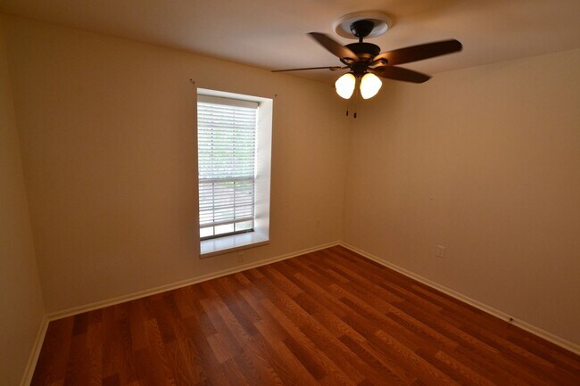 Building Photo - Newly updated, 2 bedroom, 2 bath Condo at Westdale Club Condos