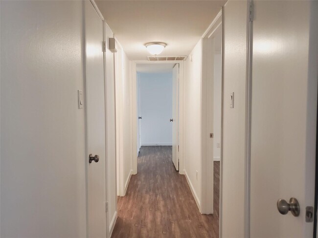 Building Photo - 361 N Post Oak Ln