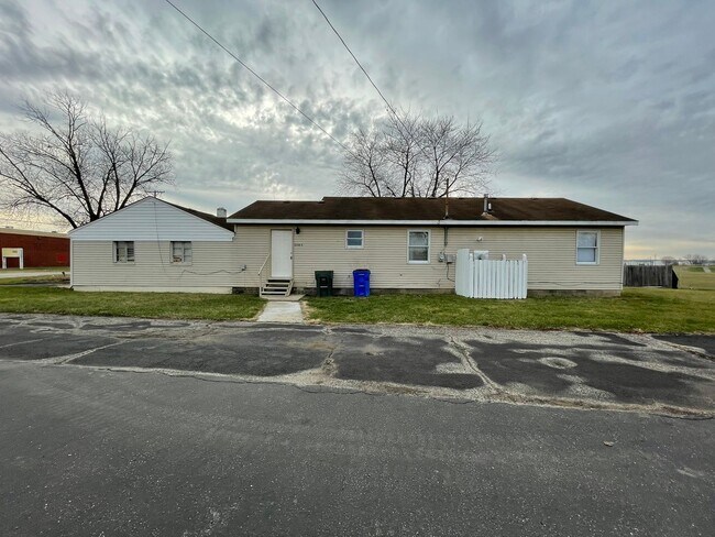 Building Photo - Oversized 3 Bedroom with laundry room & Sp...