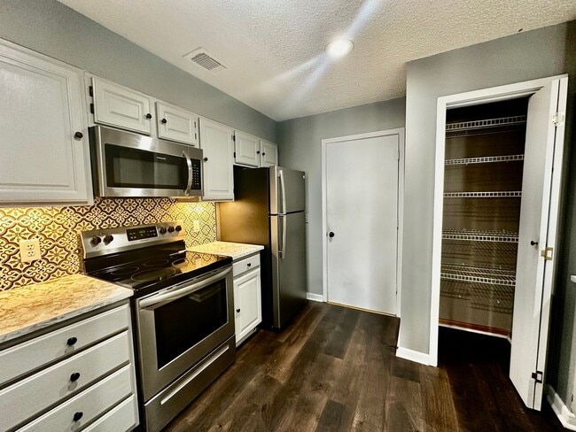Building Photo - 1 Bedroom Townhome at Quinlans Crossing