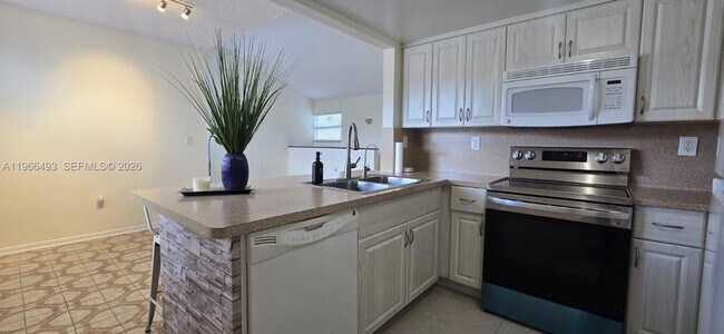 Building Photo - 10221 Fontainebleau Blvd