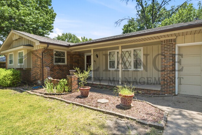 Building Photo - 8115 E Mockingbird St