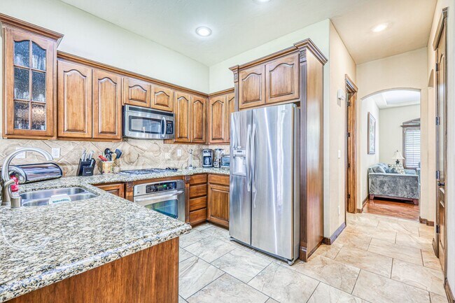 Building Photo - Westside area for Short Term Rental (Compl...