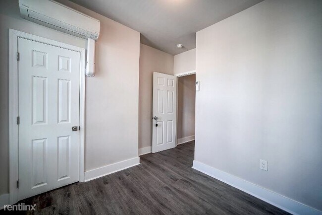 Building Photo - 1 br, 1 bath Townhome - 655 E Wishart St