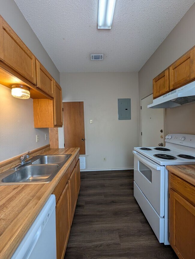 Building Photo - LOCATION!! On Wood Rd -Off Landa  / Fridge / Covered Back Patio / No Carpet / NBISD