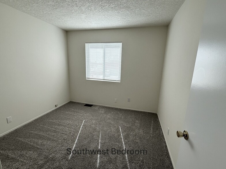 Building Photo - 5204 Edwards Dr NE