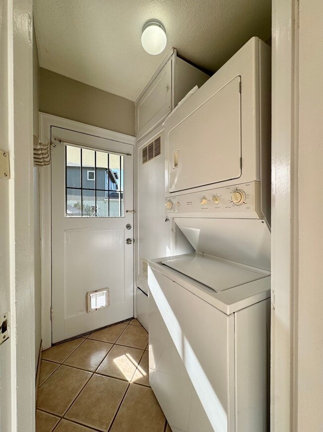 Building Photo - Spacious and Updated 1 Bedroom, 1 Bathroom...