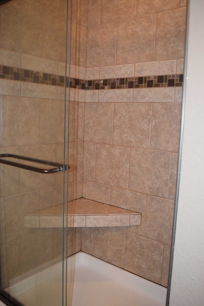 Building Photo - Gorgeous Split Foyer Home!