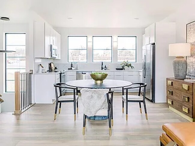 Building Photo - 1345 Keosauqua Way