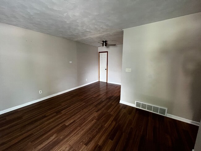 Building Photo - 3 Bedroom 2 Bath House For Rent