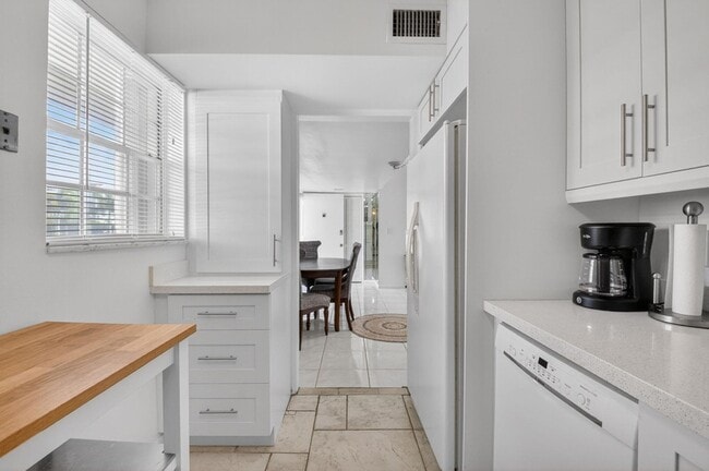 Building Photo - 3575 S Ocean Blvd