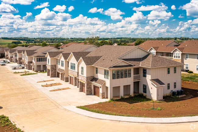 Building Photo - Lake Estates