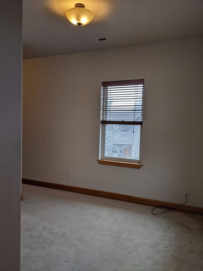 Building Photo - 675 Larch Ct