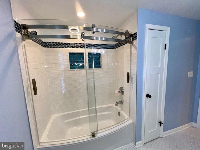 Building Photo - 909 St Stephens Rd