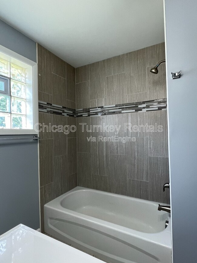 Building Photo - 1006 E 163rd Pl