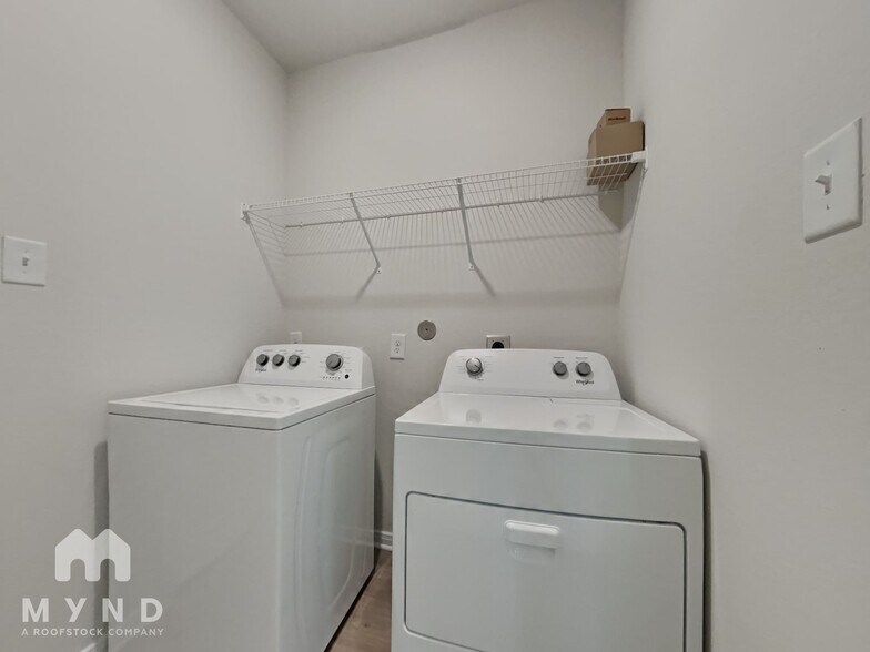 Building Photo - 15480 Maple Ter Dr