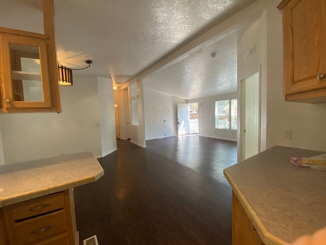 Building Photo - Cute and Cozy Home in SW Bend, Large, full...