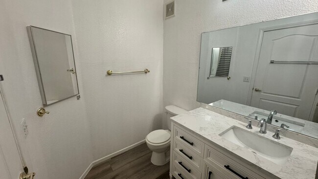 Building Photo - Gated Community 2 bedroom 1 car garage