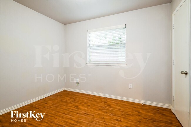 Building Photo - 302 Shorewood Dr