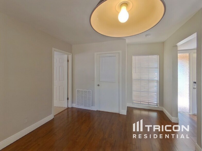 Building Photo - 1906 Radcliffe Dr N