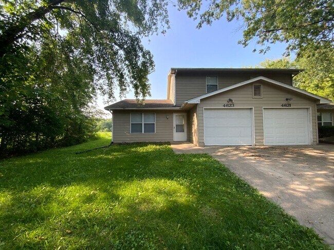 Building Photo - 4623-4623 W Bainbridge Dr