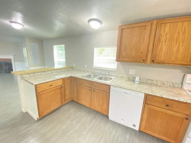 Building Photo - Charming 3-Bedroom, 2-Bath Home with Fenced Yard !