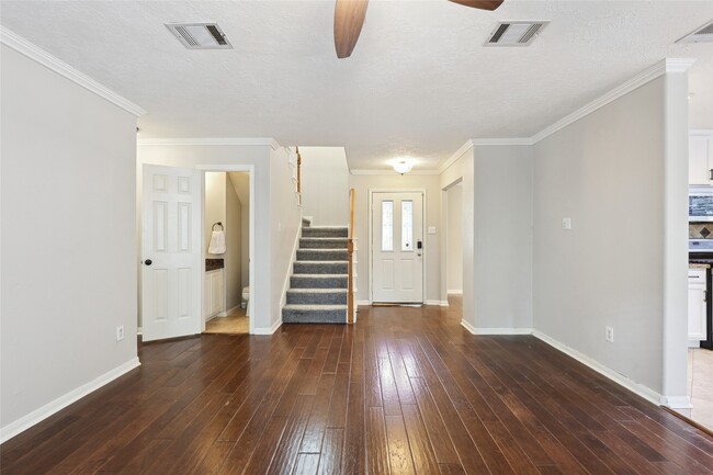 Building Photo - 10 Eastwood Pl