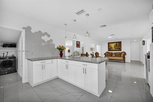 Building Photo - 756 W 53rd St